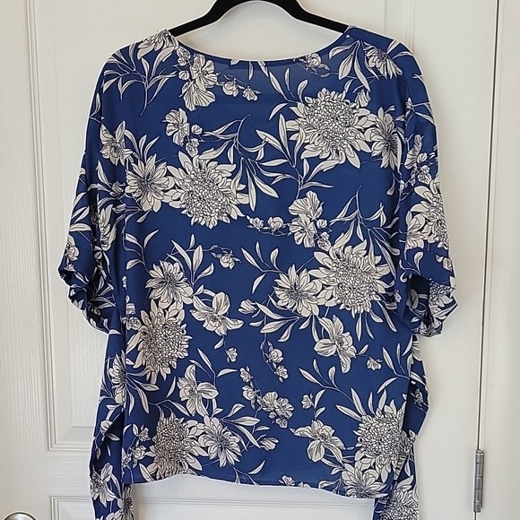 West Kei Blue Floral V-Neck Short Sleeve Blouse - Picture 3 of 3